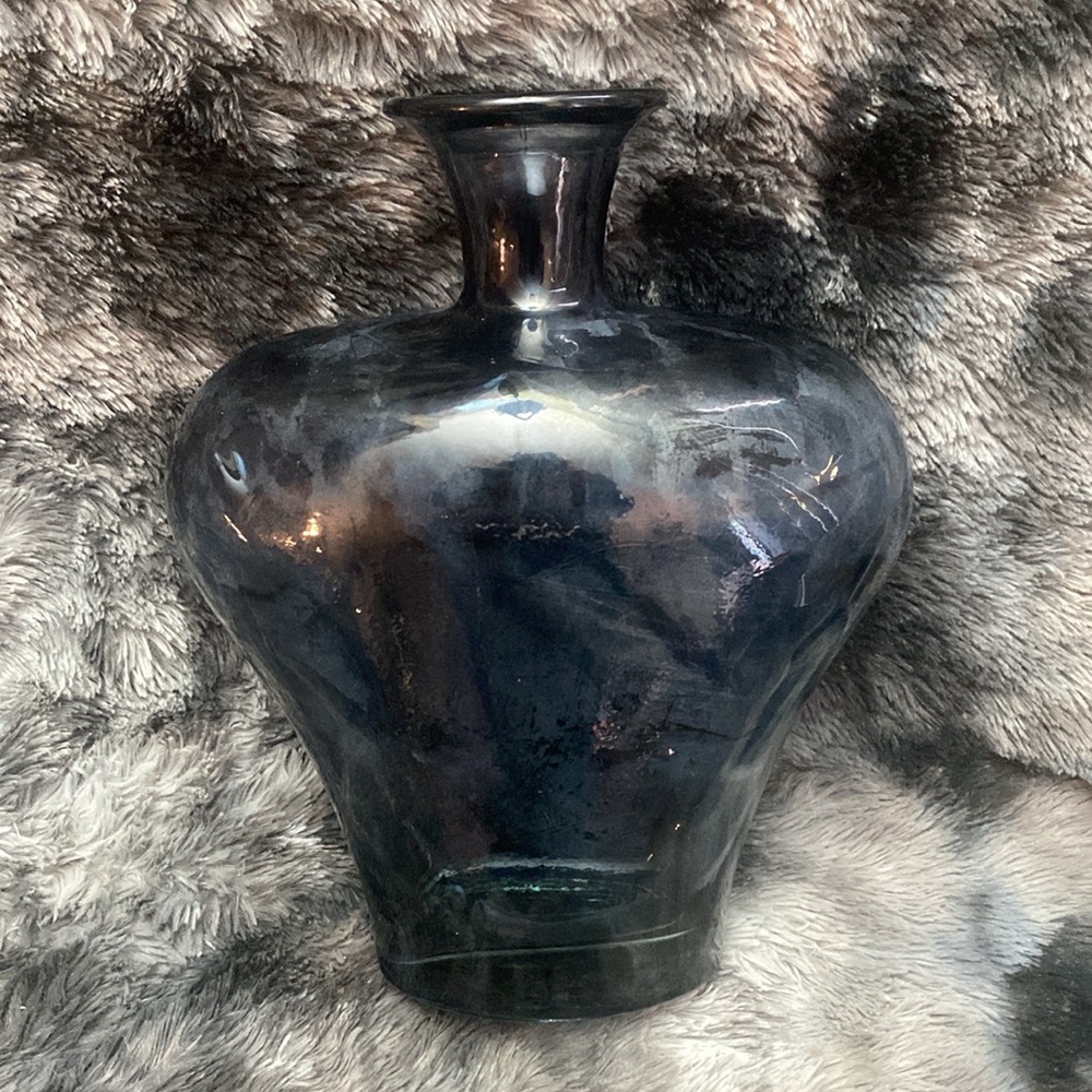 Heavy Heart Shaped Vase - Picture 5 of 16